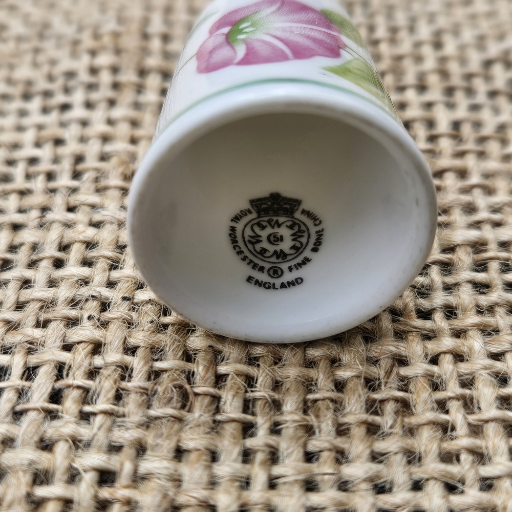 Vintage Royal Worcester Bone China Thimble Pink Floral Made in England - Picture 8 of 9